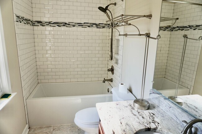 Building Photo - Lovely and Spacious 3 Bedroom 2.5 Bathroom...