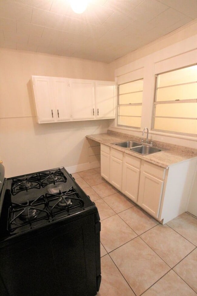 Building Photo - Tour Today! Cozy 2 Bedroom, 1 Bath Duplex ...