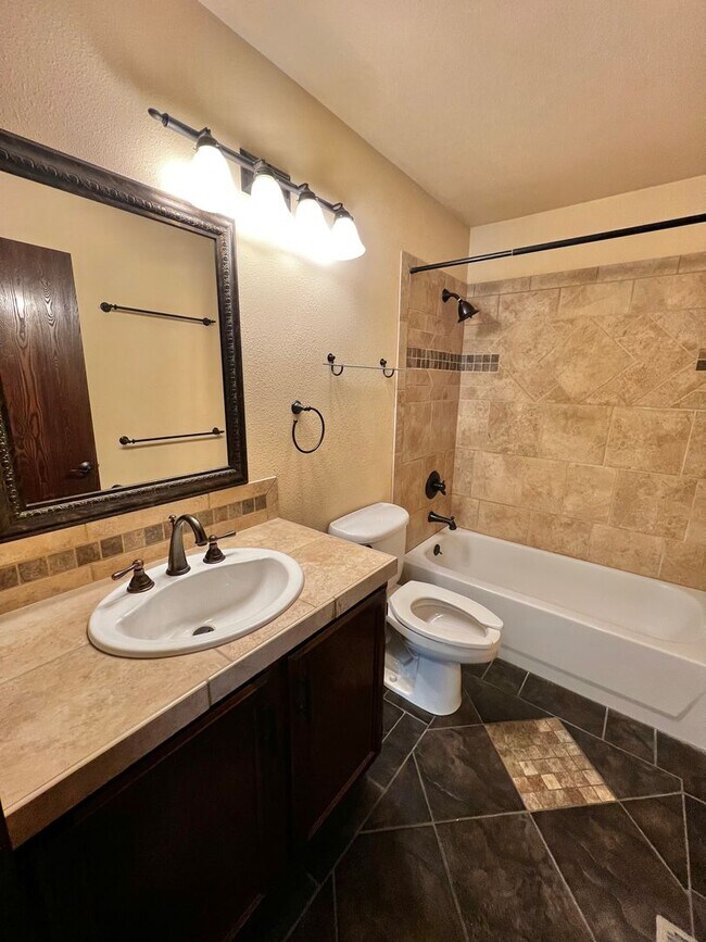 Building Photo - Beautiful 4 Bed, 2 Bath House in South Fort Collins! Avail. June 10th!