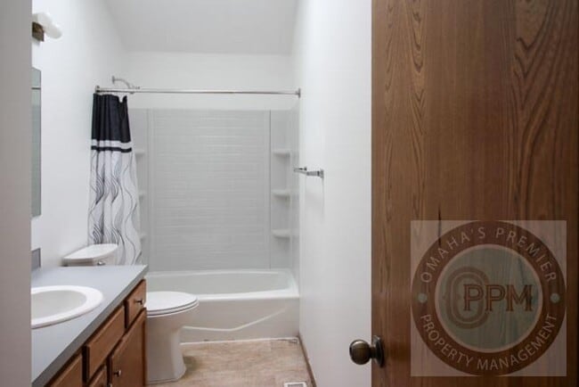 Building Photo - Spacious 3 Bedroom / 3 Bathroom Home!