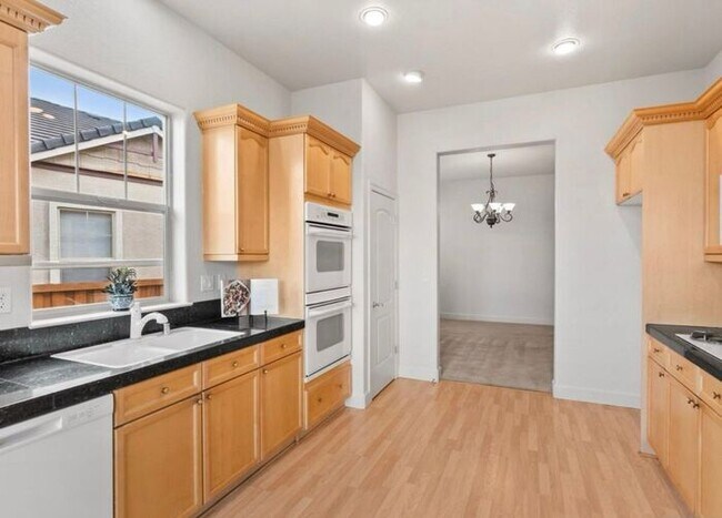 Building Photo - 6060 Cielo Cir