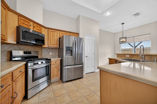 Building Photo - 23914 Glengate Dr