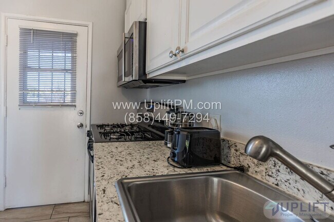 Building Photo - 4831 Castle Ave