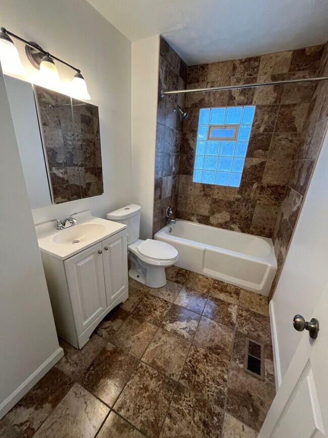 Building Photo - Hillcrest1642