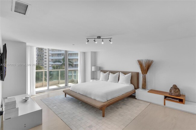 Building Photo - 1331 Brickell Bay Dr