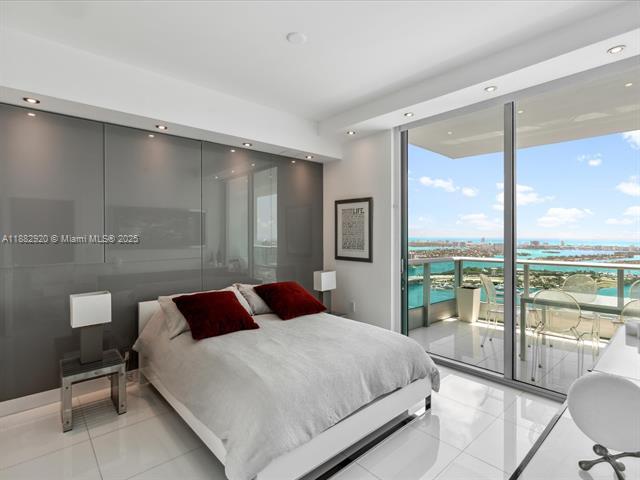 Building Photo - 900 Biscayne