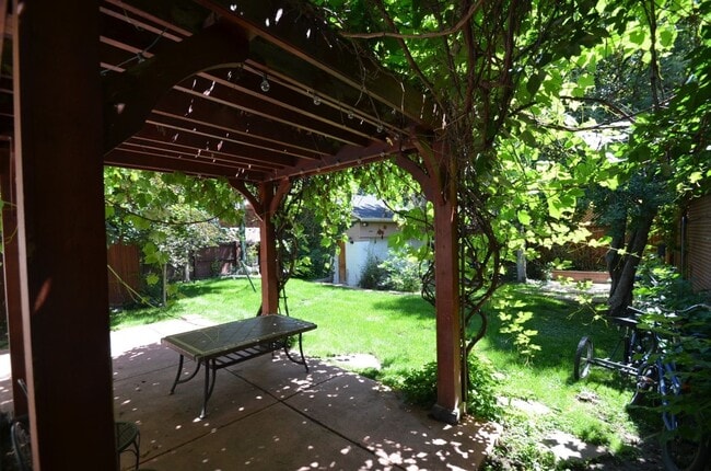 Building Photo - Congress Park Bright Open Lower Level Duplex! ALL UTILITIES (minus electric/cable/internet) INCLU...