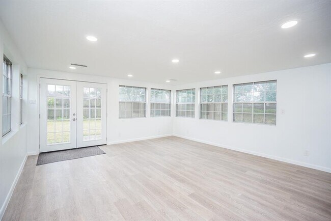 Building Photo - 4145 Sarong Dr