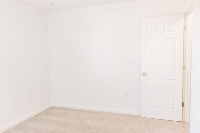 Building Photo - 3 BR/ 2.5 BA Townhome in Somerset Springs ...