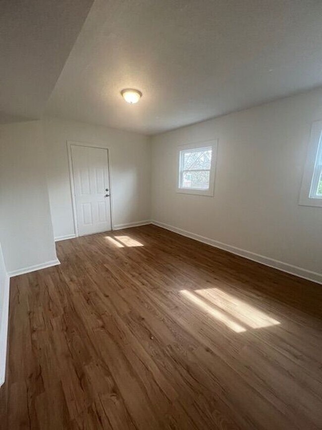 Building Photo - Remodeled 4 Bed 2 Bath House