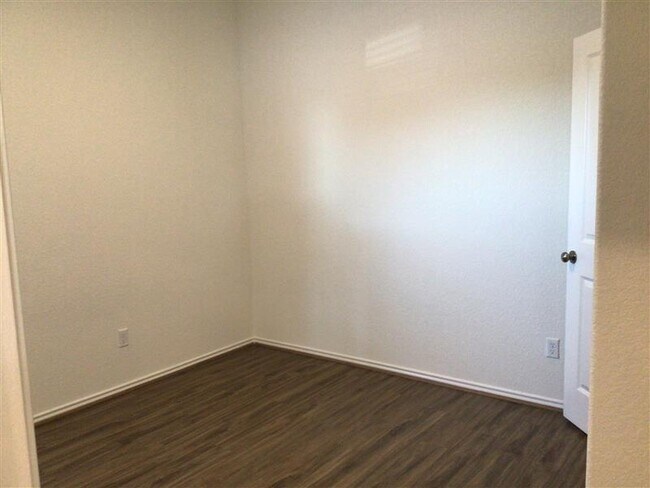 Building Photo - 900 Piney Cove