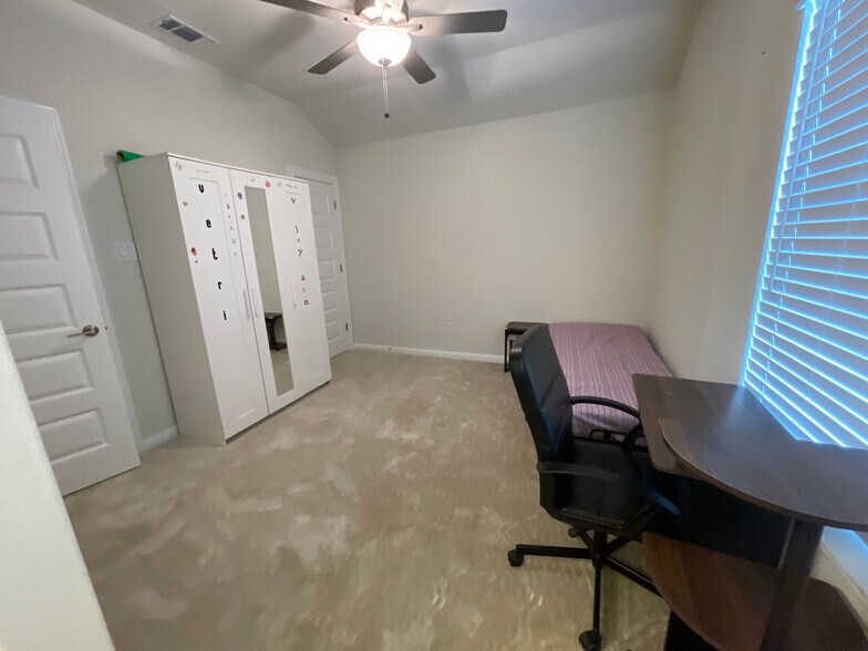 Building Photo - Room in House on Regatta Trl