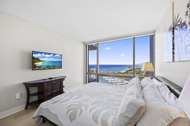 Building Photo - 1551 Ala Wai Blvd