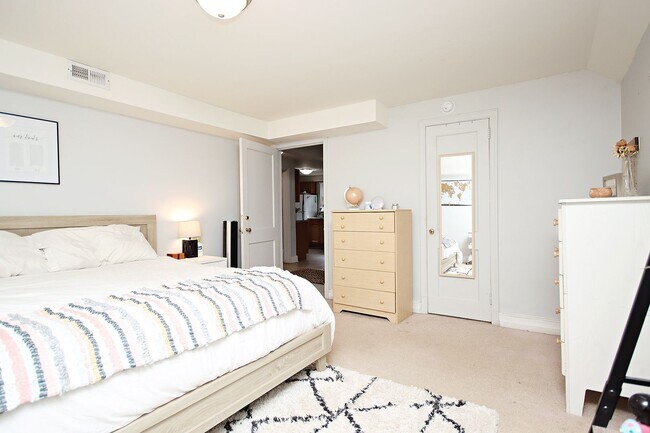 Building Photo - Spacious Fry's Spring Basement Apartment
