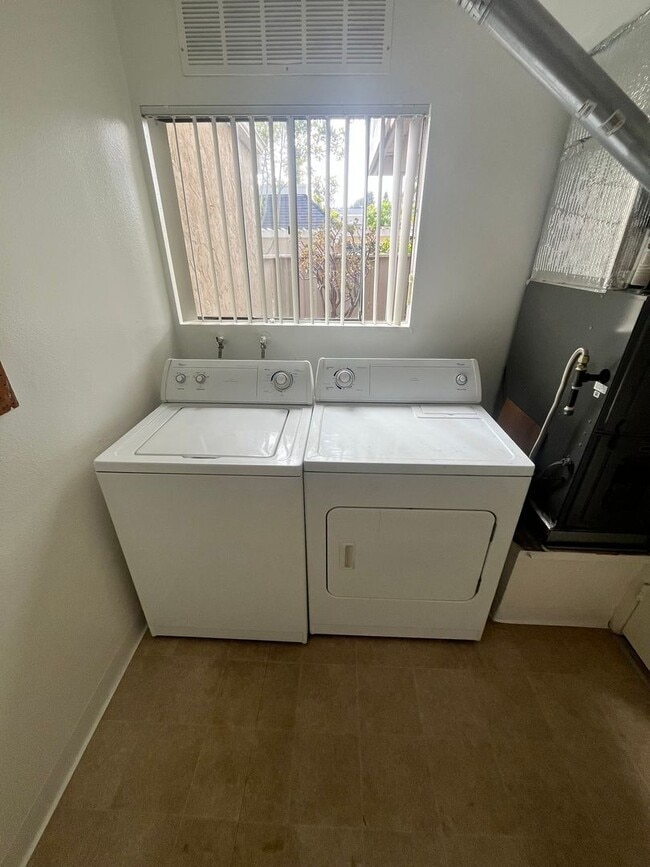 Building Photo - For Rent: 3 Bed, 2.5 Bath Townhome in University City