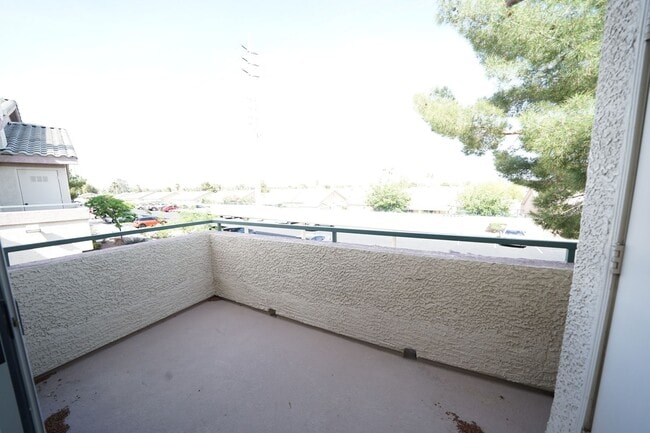 Building Photo - Beautiful 2 bed 2 bath upstairs unit in gated community.