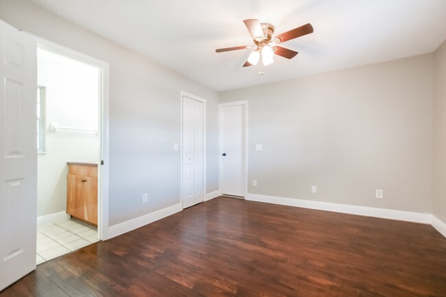 Building Photo - 1025 Ireland Dr