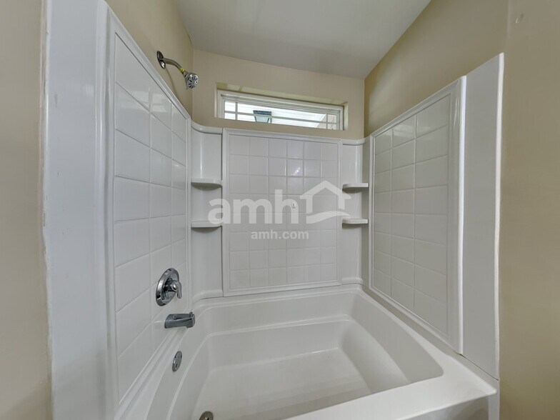 Building Photo - 117 Lakepointe Dr