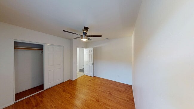 Building Photo - Large 7 Bedroom house on Dorothy - Steps off Campus!!