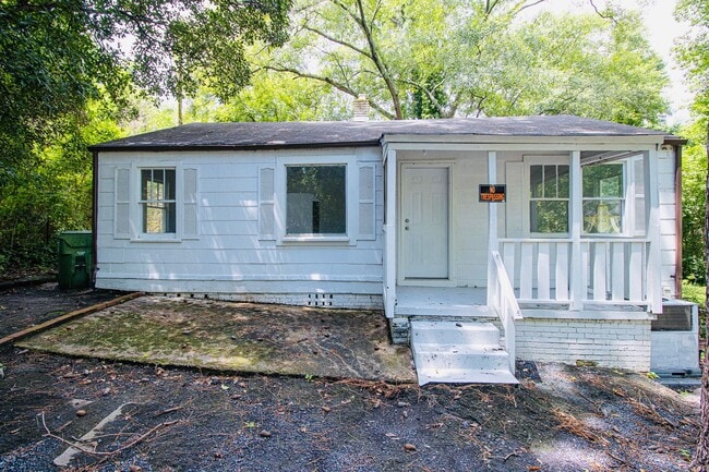 Building Photo - Charming 3 Bed, 1 Bath - Available Now!