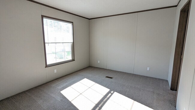 Building Photo - 46000 Geddes Rd