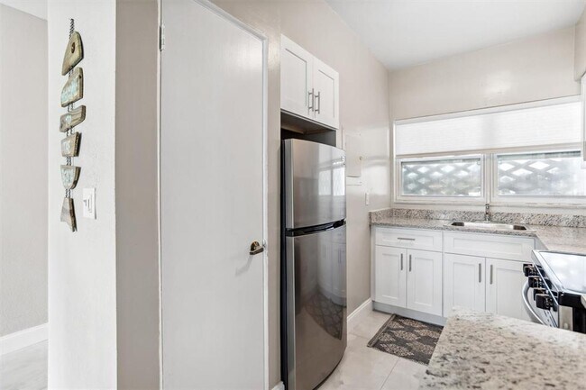 Building Photo - 7050 Sunset Way