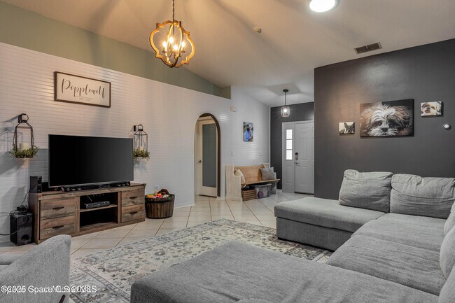 Building Photo - 2001 Sierra St