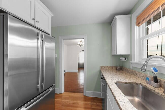 Building Photo - "Charming Brentwood house 2 bedrooms 1 Bathoom, Prime Location!"