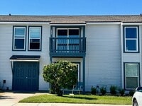 Building Photo - 2 Blocks to the Beach!