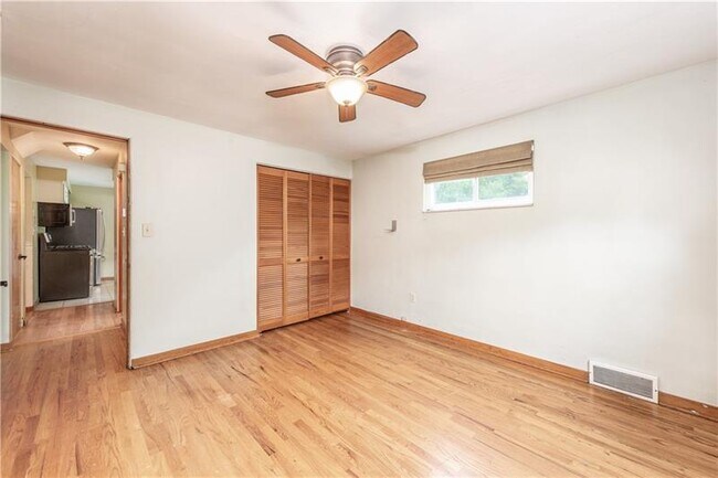 Building Photo - 1431 Lakeside Dr