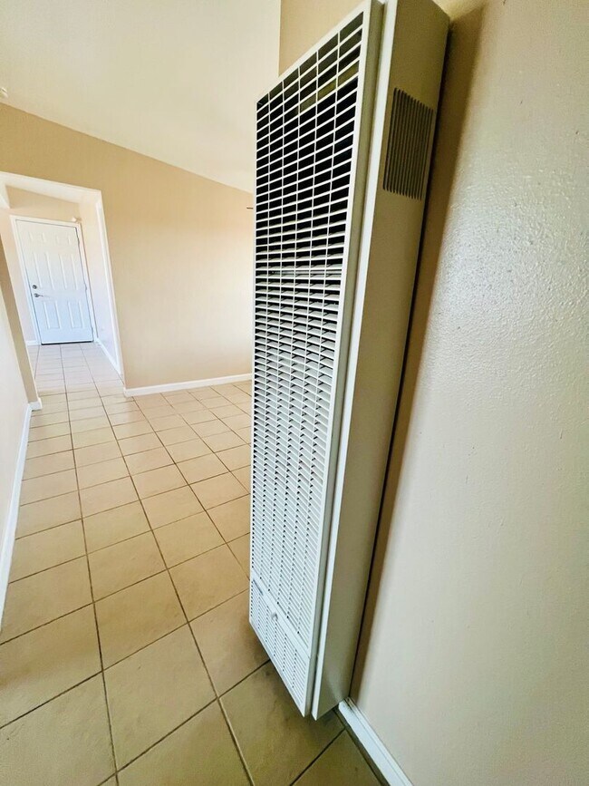 Building Photo - 411