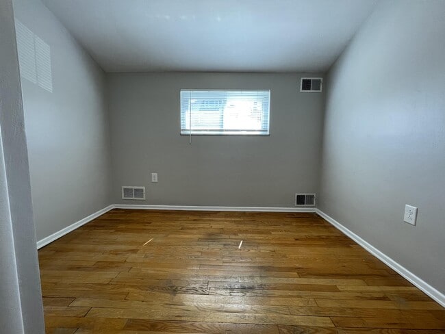 Building Photo - 304 Oneida St
