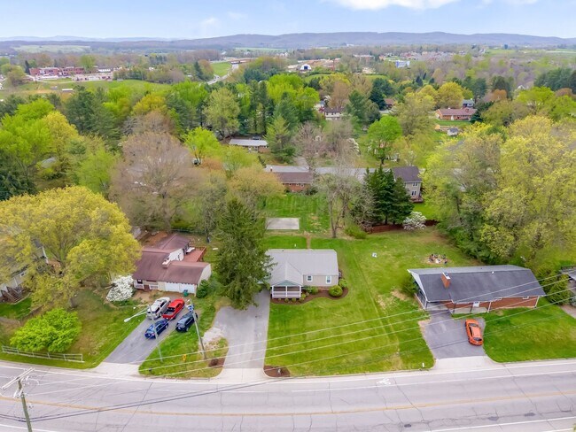 Building Photo - Spacious Ranch Close to Campus