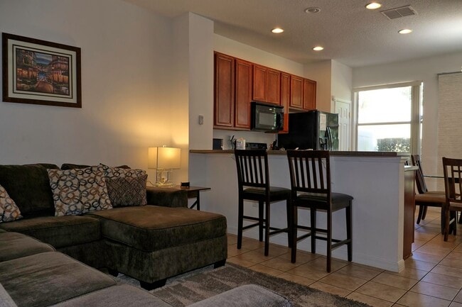 Building Photo - Gorgeous Fully Furnished Townhome Close to...