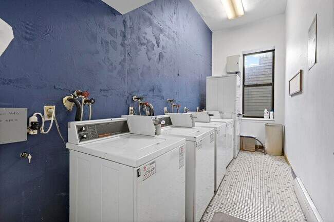 Building Photo - 174 Grand St