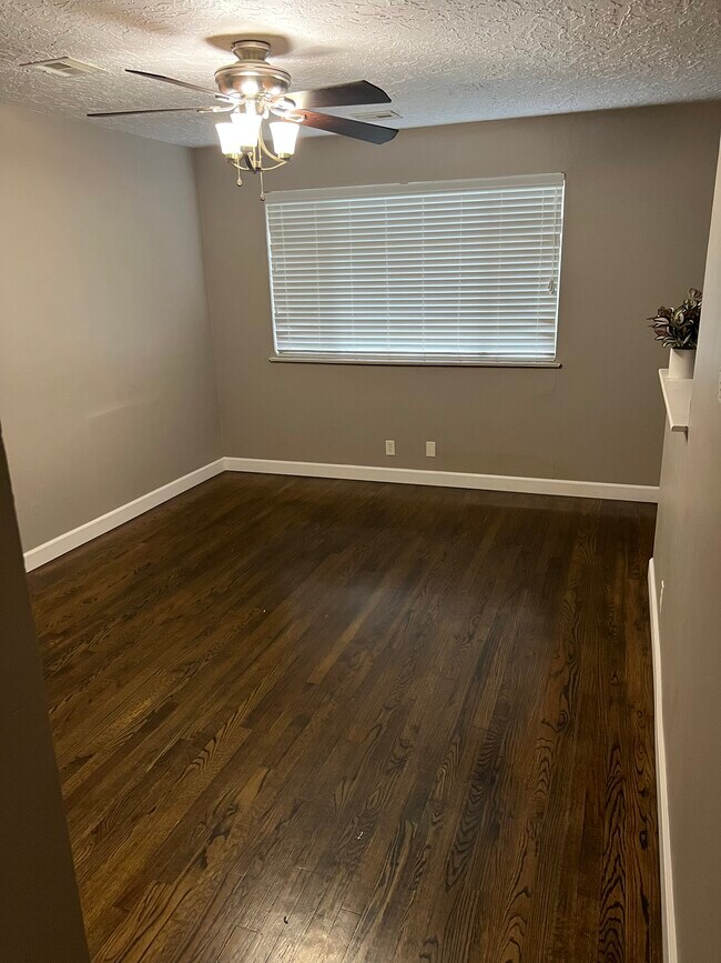 Living Room - 809 E Mosier St