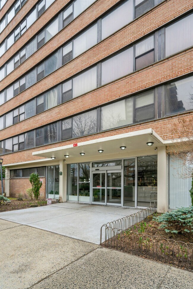 Building Photo - 135 Montgomery St