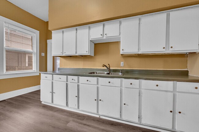 Building Photo - 3823 43rd Ave N