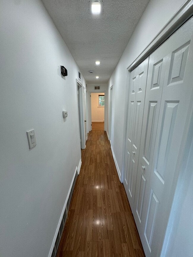 Building Photo - THREE BEDROOM TWIN