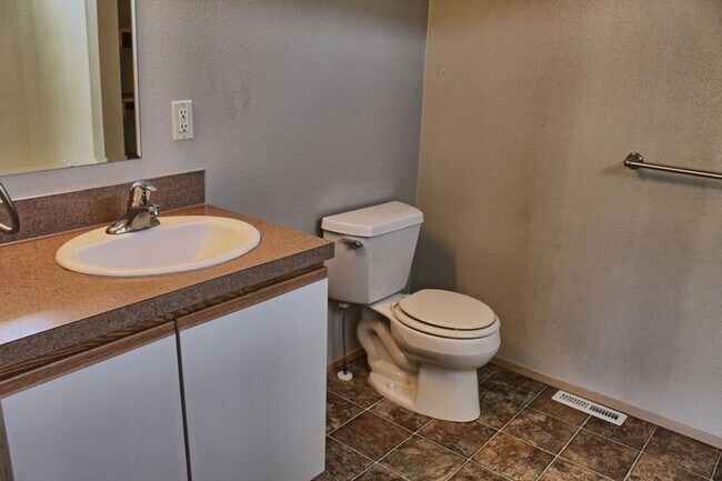Building Photo - Two Bedroom Two Bath Ground Floor Condo for Rent!