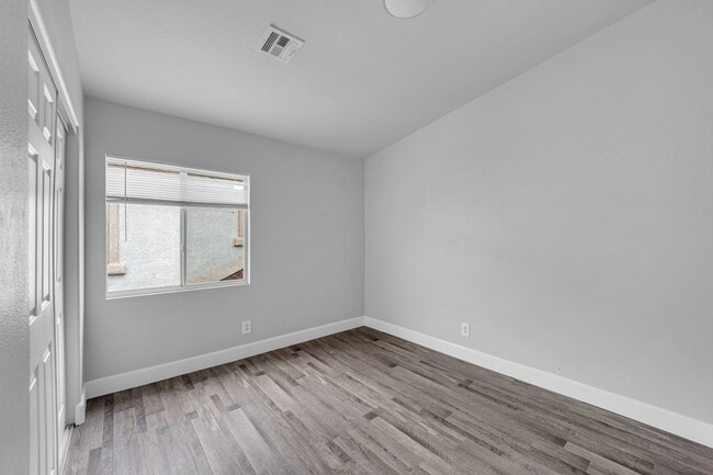 Building Photo - Charming 2 bedroom 2 bathroom townhome