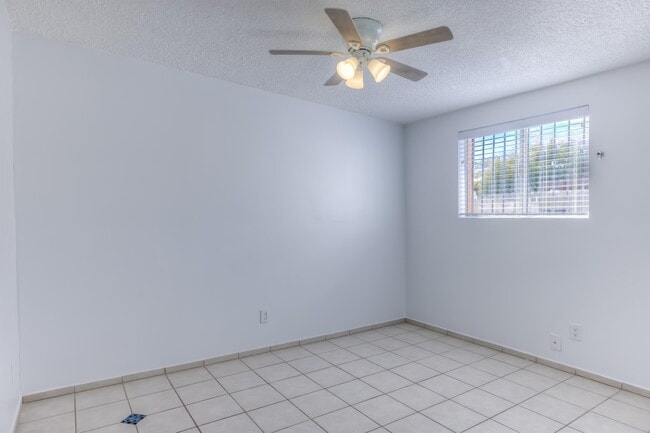 Building Photo - 417 E Jacinto St