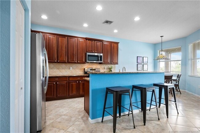 Building Photo - 691 SW Glen Crest Way