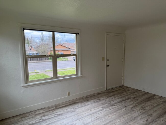 Building Photo - Charming 2 bed 1 bath house in a great neighborhood!