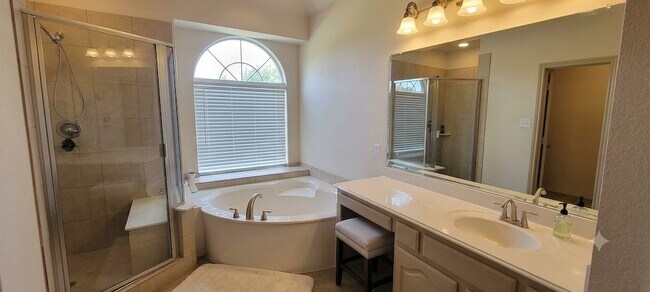 Building Photo - 13733 Alterna Dr