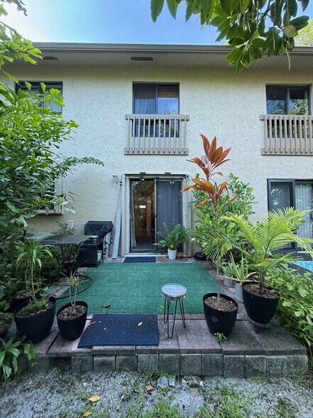 Private back patio - 2918 NE 8th Ter