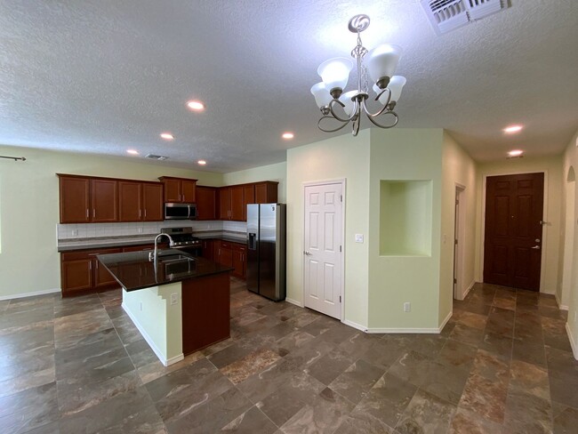 Building Photo - 3 Bedroom Single Story Home Available in R...