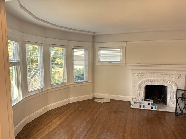 Building Photo - 616 N Claremont St