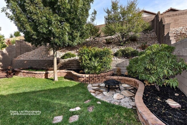 Building Photo - 2605 E Hilltop Ledge Dr