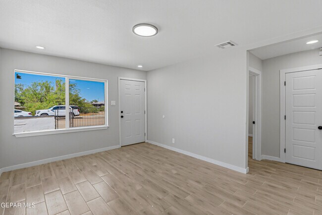 Building Photo - 10752 Mellward Rd